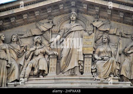 Pietra idoli scolpiti sul Pont Alexandre III , Parigi, Francia Foto Stock