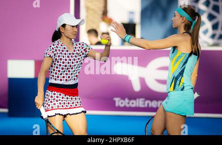 Doha, Qatar - 23 febbraio 2022, Shuko Aoyama del Giappone e Aleksandra Krunic della Serbia in azione durante la doppia finale del Qatar TotalEnergies Open 2022, WTA 1000 torneo di tennis il 23 febbraio 2022 al Khalifa tennis and squash Complex di Doha, Qatar - Foto: Rob Prange/DPPI/LiveMedia Foto Stock