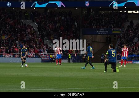 Madrid, Spagna. 23rd Feb 2022. I giocatori fanno un omaggio al movimento Black Live Matters.Null match tra l'Atlético de Madrid e Manchester United con goal di Joao Felix ed Elanga. Ingresso completo (circa 68.000 persone). (Foto di Jorge Gonzalez/Pacific Press) Credit: Pacific Press Media Production Corp./Alamy Live News Foto Stock