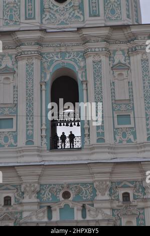 I visitatori all'interno del 18th secolo, 76m torre campanaria alta presso la Cattedrale di Saint-Sophia, patrimonio dell'umanità dell'UNESCO, a Kiev (Kiev), Ucraina. Foto Stock