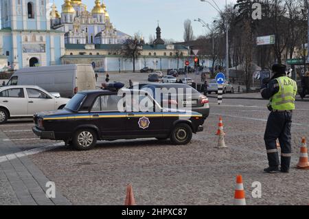 Un ufficiale di polizia ucraino con un veicolo Lada vicino al Monastero della cupola d'Oro di San Michele, un sito culturale chiave a Kiev (Kiev) Ucraina nel gennaio 2014. Foto Stock