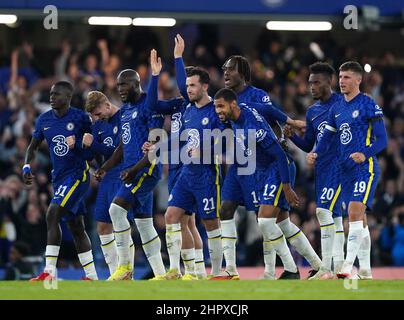 Foto di archivio datata 22-09-2021 dei giocatori di Chelsea celebrano la vittoria nella sparatoria di penalità durante la partita di terzo turno della Coppa Carabao. REECE James ha trapanato a casa il punto-calcio decisivo dopo Chelsea sono stati trascinati in uno sparatutto da Villa. Cameron Archer, giovane forward dei visitatori, ha catturato un equalizzatore della seconda metà per cancellare l’apripista di Timo Werner per i Blues. A pieno titolo James aveva creato l'intestazione di Werner con una croce ordinata, poi mantenne il coraggio di spedire la penalità vincente. Data di emissione: Giovedì 24 febbraio 2022. Foto Stock