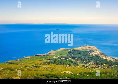 Vista di Ibiza dalla costa di Valencia in cima a Montgó tra Dénia e Xàbia Foto Stock