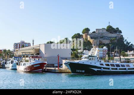 Dénia, Spagna. Dicembre 12, 2020. Mercato del pesce e barche da pesca ormeggiate nel porto di Denia Foto Stock