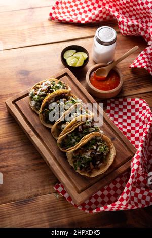 Tacos de Suadero. Carne fritta in una tortilla di mais. Street food di CDMX, Messico, tradizionalmente accompagnato da coriandolo, cipolla e salsa rossa piccante Foto Stock