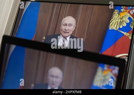 Vladimir Putin in TV. Il Presidente della Rusia Vladimir Putin dichiara guerra all'Ucraina Foto Stock