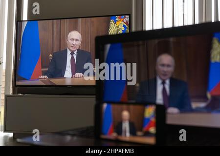 Vladimir Putin in TV. Il Presidente della Rusia Vladimir Putin dichiara guerra all'Ucraina Foto Stock