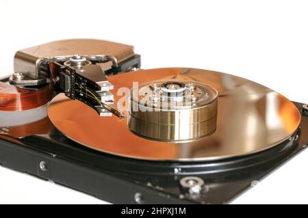 Primo piano dell'unità disco rigido disassemblata isolata su sfondo bianco. Dettagli interni dell'unità disco rigido. Foto Stock