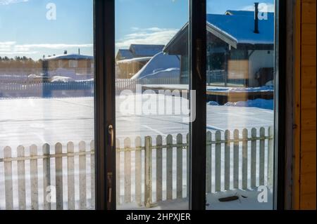 vista della recinzione attraverso la finestra. Giornata fredda di sole Foto Stock