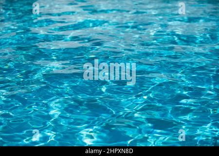 Tansgenitore chiaro acqua calma superficie texture. Astratto natura sfondo. Modello di acqua di mare. Foto Stock