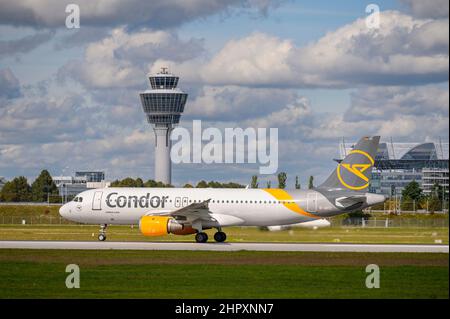 Monaco di Baviera, Germania - Settembre 30. 2021: Condor Airbus A320-212 con l'immatricolazione del velivolo D-AICC inizia sulla pista meridionale 26L del Muni Foto Stock