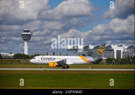 Monaco di Baviera, Germania - Settembre 30. 2021 : Condor Airbus A320-214 con l'immatricolazione del velivolo D-AICR sta atterrando sulla pista meridionale 26L del Munic Foto Stock