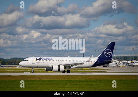 Monaco di Baviera, Germania - Settembre 30. 2021 : Lufthansa Airbus A320-271N con l'immatricolazione del velivolo D-AINV sta atterrando sulla pista meridionale 26L della M Foto Stock