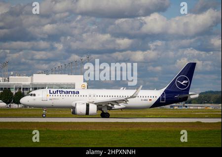 Monaco di Baviera, Germania - Settembre 30. 2021 : Lufthansa Airbus A320-271N con l'immatricolazione del velivolo D-AINV sta atterrando sulla pista meridionale 26L della M Foto Stock