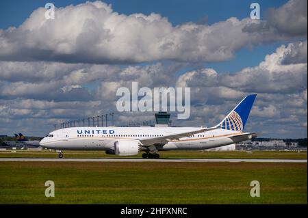 Monaco di Baviera, Germania - Settembre 30. 2021: La United Airlines Boeing 787-8 Dreamliner con l'immatricolazione N26910 inizia sulla pista sud Foto Stock