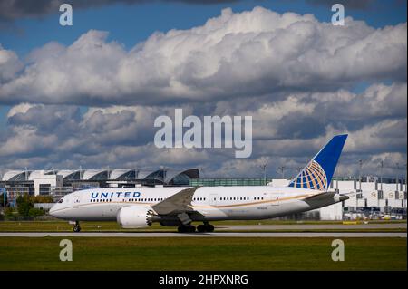 Monaco di Baviera, Germania - Settembre 30. 2021: La United Airlines Boeing 787-8 Dreamliner con l'immatricolazione N26910 inizia sulla pista sud Foto Stock