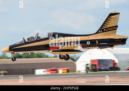 Al Fursan (inglese: i cavalieri) è la dimostrazione di acrobazia team degli Emirati Arabi Uniti Air Force. Flying Aermacchi MB-339NAT di velivoli a getto Foto Stock