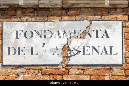 Marcio segnaletica Fondamenta de l'Arsenale (en l: Area dell'Arsenale) a Venezia, l'area dei cantieri navali di Venezia Foto Stock