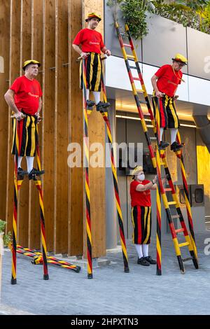 Gli escursionisti del Belgio che si sputano al di fuori del padiglione del Belgio nel Mobility District al Dubai EXPO 2020 negli Emirati Arabi Uniti. Foto Stock