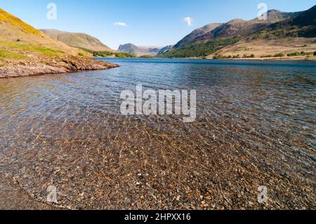 Vista dell'acqua di Crummock e delle campane circostanti della Valle di Buttermere nel Lake District in Cumbria, Inghilterra. Foto Stock