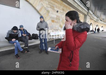 Praga, Repubblica Ceca. 24th Feb 2022. Una donna si prepara a partire per la sua famiglia in Ucraina, al terminal della stazione centrale degli autobus Florenc di Praga, Repubblica Ceca, il 24 febbraio 2022, il giorno in cui l'esercito russo ha attaccato l'Ucraina. Credit: Michaela Rihova/CTK Photo/Alamy Live News Foto Stock