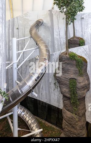 Scivolo gigante all'interno del Padiglione di Lussemburgo nel quartiere Opportunity del Dubai Expo 2020, Emirati Arabi Uniti Foto Stock