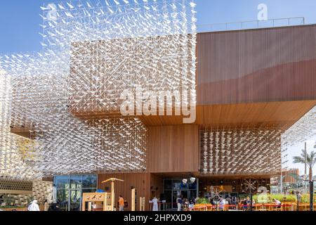 Scultura che fa riferimento alla migrazione su larga scala di uccelli dalla Polonia al mondo arabo. Poland Pavilion al Dubai EXPO 2020, Emirati Arabi Uniti Foto Stock