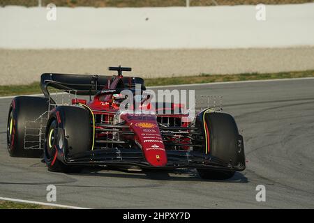 Barcellona, Spagna. 24th Feb 2022. Test: Formula 1, test in vista della stagione 2022, Day 2: Carlos Sainz dalla Spagna del team Ferrari è in pista a Barcellona. Credit: Hasan Bratic/dpa/Alamy Live News Foto Stock