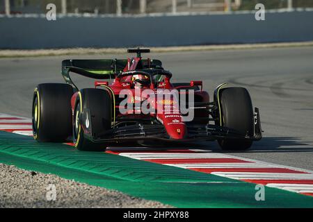 Barcellona, Spagna. 24th Feb 2022. Test: Formula 1, test in vista della stagione 2022, Day 2: Carlos Sainz dalla Spagna del team Ferrari è in pista a Barcellona. Credit: Hasan Bratic/dpa/Alamy Live News Foto Stock