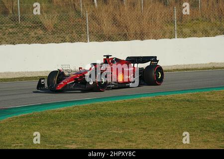 Barcellona, Spagna. 24th Feb 2022. Test: Formula 1, test in vista della stagione 2022, Day 2: Carlos Sainz dalla Spagna del team Ferrari è in pista a Barcellona. Credit: Hasan Bratic/dpa/Alamy Live News Foto Stock