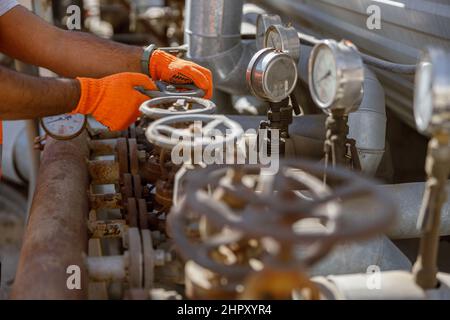 Lavoratore industriale sul suo lavoro in stabilimento di costruzione Foto Stock