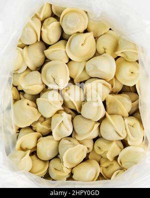 Gnocchi di carne, ravioli, un sacco di pelmeni russi fatti in casa su bianco con percorso di taglio Foto Stock