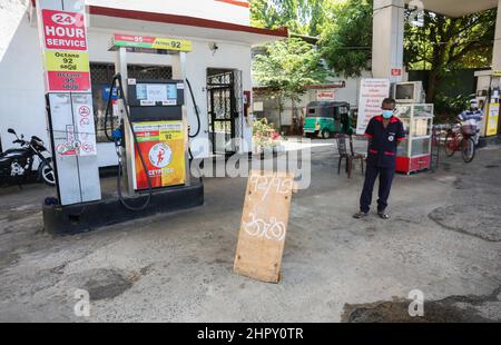 24 febbraio 2022, colombo, occidentale, Sri Lanka: Un distributore di benzina è raffigurato dopo che è stato chiuso a Colombo il 24 febbraio 2022. (Credit Image: © Pradeep Dambarage/ZUMA Press Wire) Foto Stock