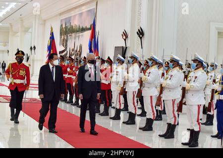 Phnom Penh, Cambogia. 24th Feb 2022. Il primo ministro cambogiano Samdech Techo Hun Sen e il primo ministro malese Ismail Sabri Yaakob ispezionare la guardia d'onore a Phnom Penh, Cambogia, 24 febbraio 2022. Hun Sen e la sua controparte malese in visita giovedì hanno promesso di rafforzare ulteriormente i legami bilaterali e la cooperazione nell'era pandemica post-COVID-19 per i reciproci benefici. Credit: Ly Lay/Xinhua/Alamy Live News Foto Stock