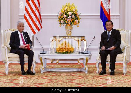 Phnom Penh, Cambogia. 24th Feb 2022. Incontro del primo ministro cambogiano Samdech Techo Hun Sen (R) con il primo ministro malese Ismail Sabri Yaakob (L) a Phnom Penh, Cambogia, 24 febbraio 2022. Hun Sen e la sua controparte malese in visita giovedì hanno promesso di rafforzare ulteriormente i legami bilaterali e la cooperazione nell'era pandemica post-COVID-19 per i reciproci benefici. Credit: Ly Lay/Xinhua/Alamy Live News Foto Stock