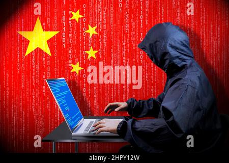 Hacker anonimo, bandiera della Cina, codice binario - cyber attacco concetto Foto Stock