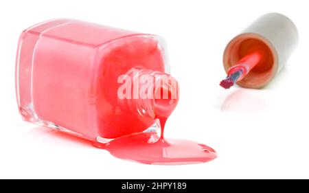 Non cray sopra vernice rovesciata. Studio shot di bottiglia sdraiata lateralmente fuoriuscendo vernice per unghie. Foto Stock