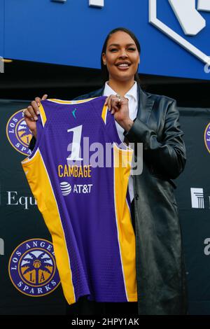 Los Angeles, California, Stati Uniti. 23rd Feb 2022. Los Angeles Sparks recentemente firmato centro LIZ CAMBAGE pone con la sua maglia durante una conferenza stampa alla Crypto.com Arena di LOS Angeles. Cambage è un giocatore di basket professionista australiano per i Los Angeles Sparks della Women's National Basketball Association. Attualmente, Cambage detiene il record di punteggio di un singolo gioco della WNBA con la sua performance di 53 punti contro la New York Liberty nel 2018. (Credit Image: © Ringo Chiu/ZUMA Press Wire) Foto Stock