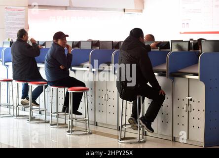 Fuyang, Cina. 24th Feb 2022. Gli investitori si allineano a una borsa a Fuyang, osservando l’indice composito di Shanghai su monitor. Sotto l'influenza della guerra Russia-Ucraina, il mercato cinese delle azioni A un tempo vide transazioni di panico. Il fatturato dei due mercati superava presto i trilioni di yuan, e alla fine del volume di negoziazione superava i 1,3 trilioni di yuan, un massimo di 5 mesi. Alla fine del trading, l'indice di Shanghai era a 3429 punti, in calo del 1,7%, l'indice di Shenzhen a 13252 punti, in calo del 2,2%, l'indice di gemme a 2783 punti, in calo del 2,11%. Credit: SOPA Images Limited/Alamy Live News Foto Stock