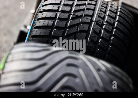 Barcellona, Spagna. 24th Feb 2022, . Pneumatici Pirelli umidi. Test di formula uno, giorno 2, giovedì 24th febbraio 2022. Barcellona, Spagna. Credit: James Moy/Alamy Live News Foto Stock