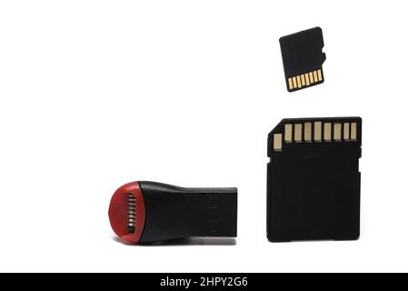 Primo piano dell'adattatore da scheda Micro SD a scheda accanto al connettore della porta USB per il collegamento di vari supporti al computer su sfondo bianco Foto Stock