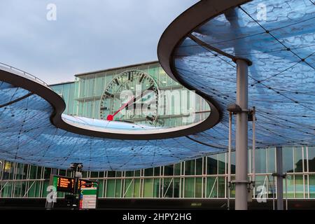 Aarau, Svizzera - 3 novembre 2021: Tetto blu dal design moderno di una stazione degli autobus di Aarau e di un orologio Foto Stock