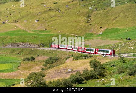 Disentis, Svizzera - 14 agosto 2021: Il Glacier Express è un treno panoramico turistico che attraversa le Alpi svizzere. Foto Stock