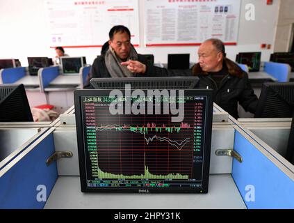 L'indice di Shanghai visto su un monitor in background, due uomini di mezza età parlano del flusso di borsa.sotto l'influenza della guerra Russia-Ucraina, il mercato a-share cinese una volta ha visto transazioni di panico. Il fatturato dei due mercati superava presto i trilioni di yuan, e alla fine del volume di negoziazione superava i 1,3 trilioni di yuan, un massimo di 5 mesi. Alla fine del trading, l'indice di Shanghai era a 3429 punti, in calo del 1,7%, l'indice di Shenzhen a 13252 punti, in calo del 2,2%, l'indice di gemme a 2783 punti, in calo del 2,11%. (Foto di Sheldon Cooper/SOPA Images/Sipa USA) Foto Stock