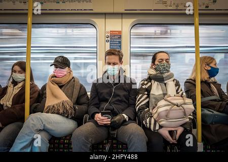 Londra, Regno Unito. 24th febbraio 2022. Fine delle restrizioni del codice. Le maschere facciali sono ancora indossate da alcuni sui trasporti pubblici nonostante tutte le restrizioni Covid che terminano ufficialmente oggi. TFL consiglia comunque di indossare i rivestimenti per il viso su qualsiasi servizio. Credit: Guy Corbishley/Alamy Live News Foto Stock