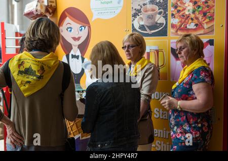 Roma, Italia - APRILE 26: I souvenir sono esposti in vendita in un negozio vicino Piazza San Pietro il 26 Aprile 2014. Dignitari, capi di Stato e reali d'Europa e di tutto il mondo si riuniscono in Vaticano prima delle canonizzazioni di domani di Papa Giovanni Paolo II e Papa Giovanni XXIII. ©Andrea Sabbadini Foto Stock