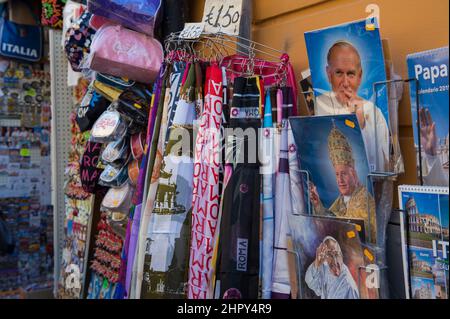 Roma, Italia - APRILE 26: I souvenir sono esposti in vendita in un negozio vicino Piazza San Pietro il 26 Aprile 2014. Dignitari, capi di Stato e reali d'Europa e di tutto il mondo si riuniscono in Vaticano prima delle canonizzazioni di domani di Papa Giovanni Paolo II e Papa Giovanni XXIII. ©Andrea Sabbadini Foto Stock