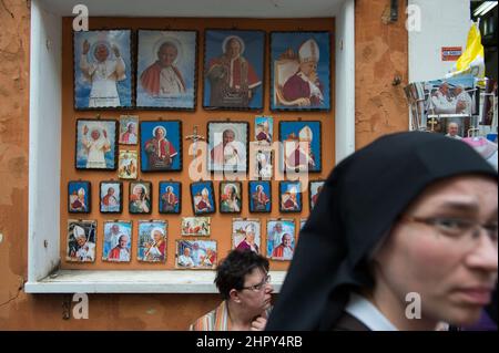 Roma, Italia - APRILE 26: I souvenir sono esposti in vendita in un negozio vicino Piazza San Pietro il 26 Aprile 2014. Dignitari, capi di Stato e reali d'Europa e di tutto il mondo si riuniscono in Vaticano prima delle canonizzazioni di domani di Papa Giovanni Paolo II e Papa Giovanni XXIII. ©Andrea Sabbadini Foto Stock