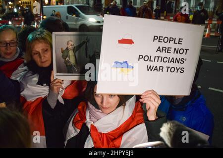 Londra, Regno Unito. 23rd febbraio 2022. I manifestanti si sono riuniti fuori dall'ambasciata russa a Londra per protestare contro l'invasione russa dell'Ucraina. Foto Stock