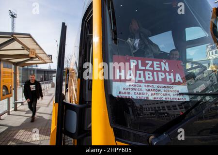 Praga, Repubblica Ceca. 24th Feb 2022. Un autobus per Nadvirna, Ucraina, è visto al terminal Florenc Central Bus Station a Praga, Repubblica Ceca, il 24 febbraio 2022, il giorno in cui l'esercito russo ha attaccato l'Ucraina. Credit: Michaela Rihova/CTK Photo/Alamy Live News Foto Stock